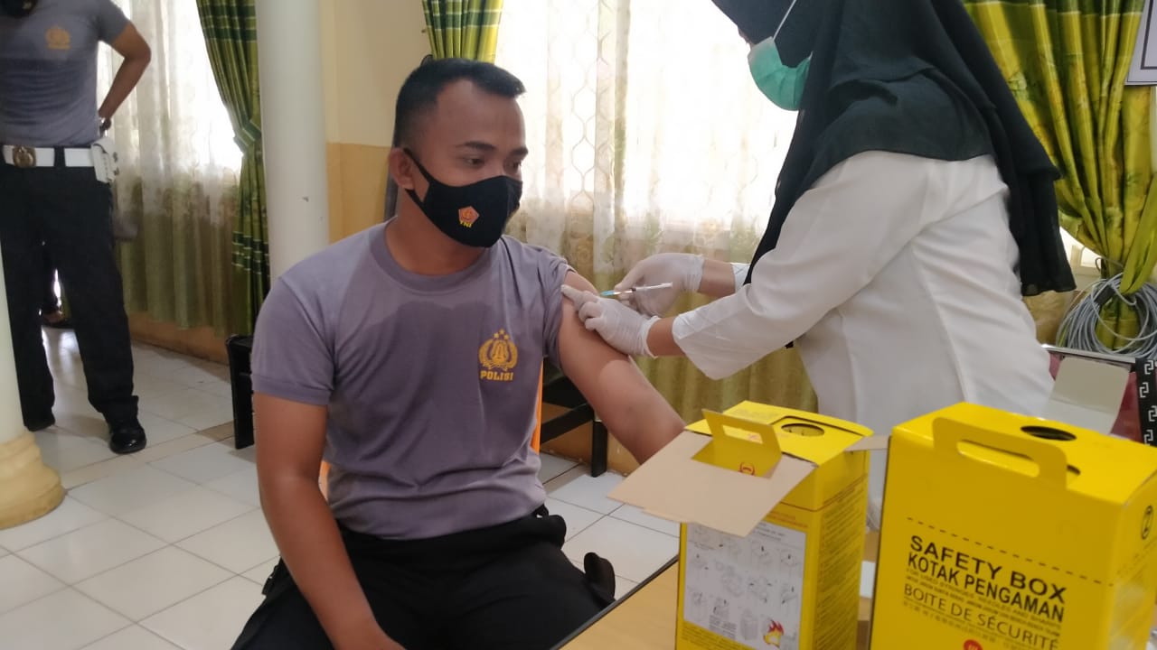 Personel Polres Bangka jalani vaksin COVID-19 kedua. Foto : ist/Humas Polres Bangka